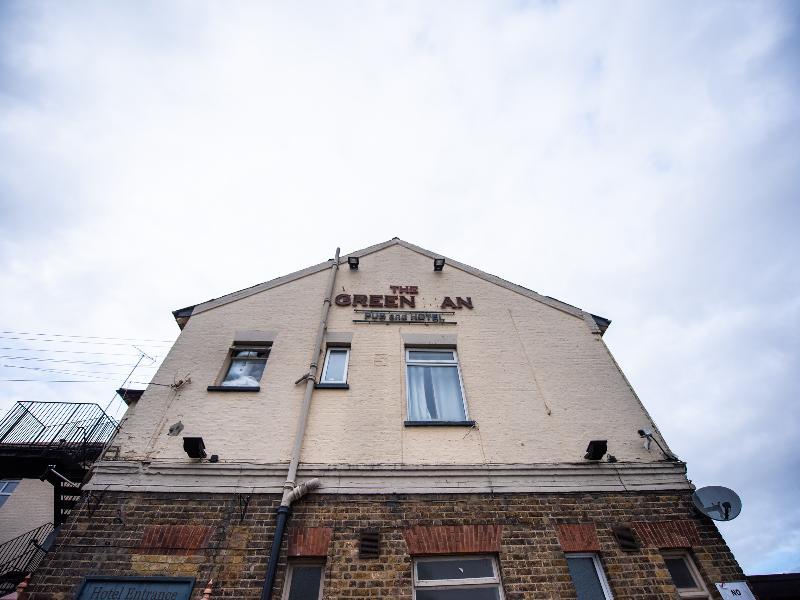Oyo The Man Pub And Hotel