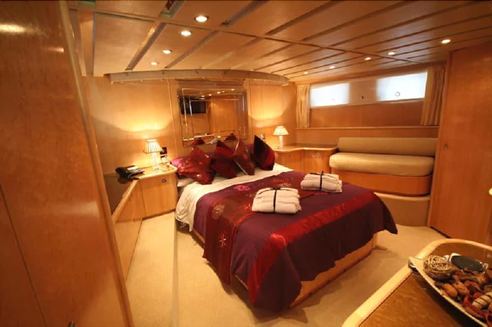 Hotel Absolute Pleasure Yacht 4*
