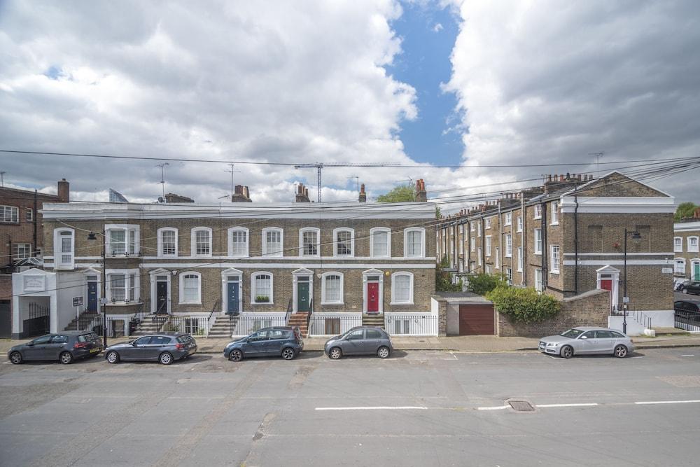 Bright Family In Angel With Patio Holiday home