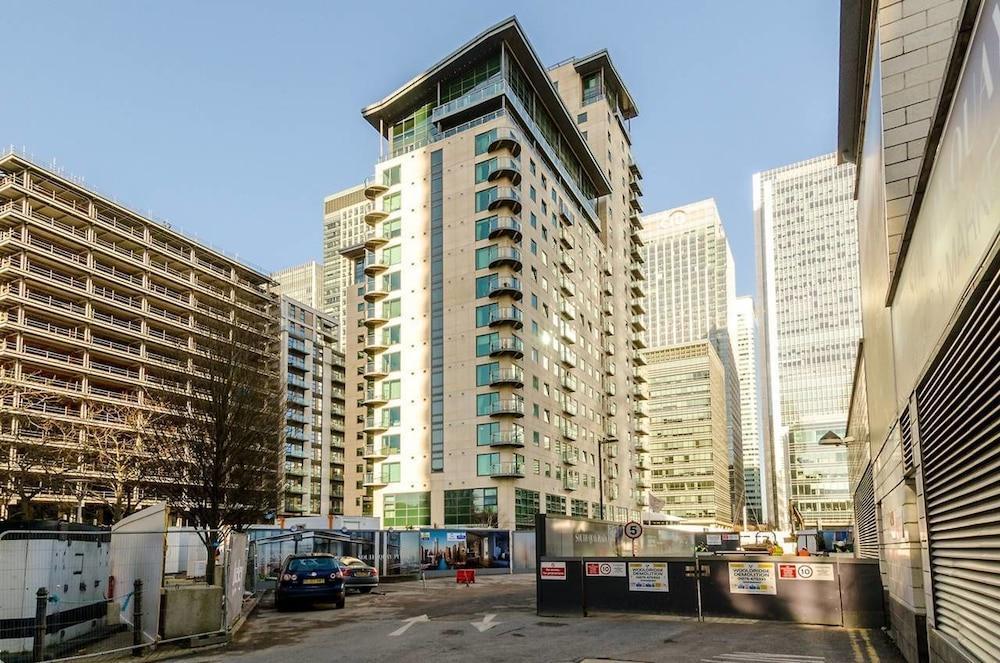 Canary Wharf Waterfront Apartment *