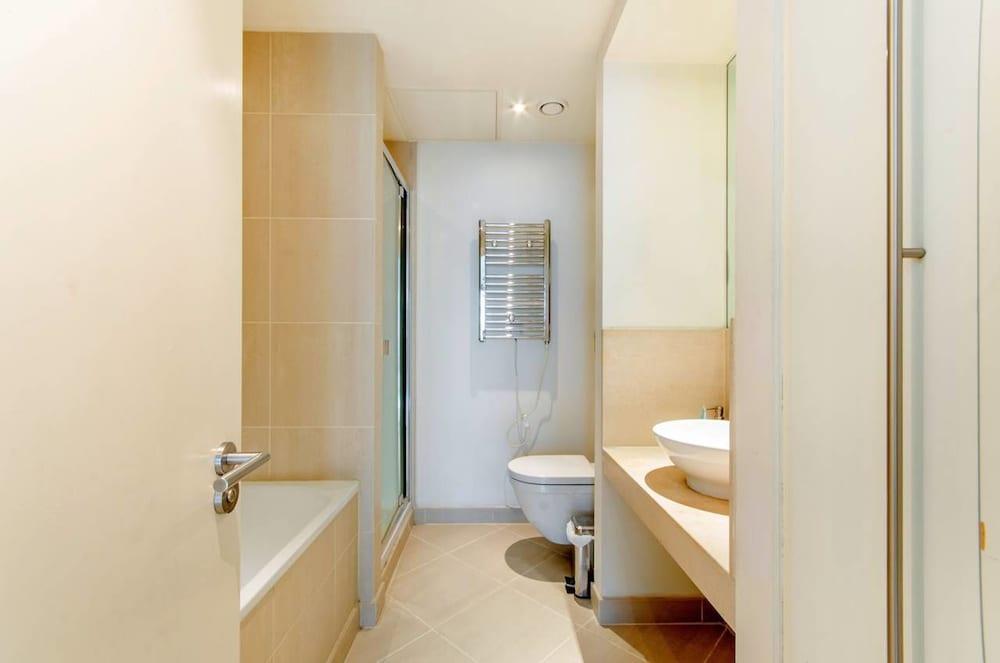 Canary Wharf Waterfront Apartment *