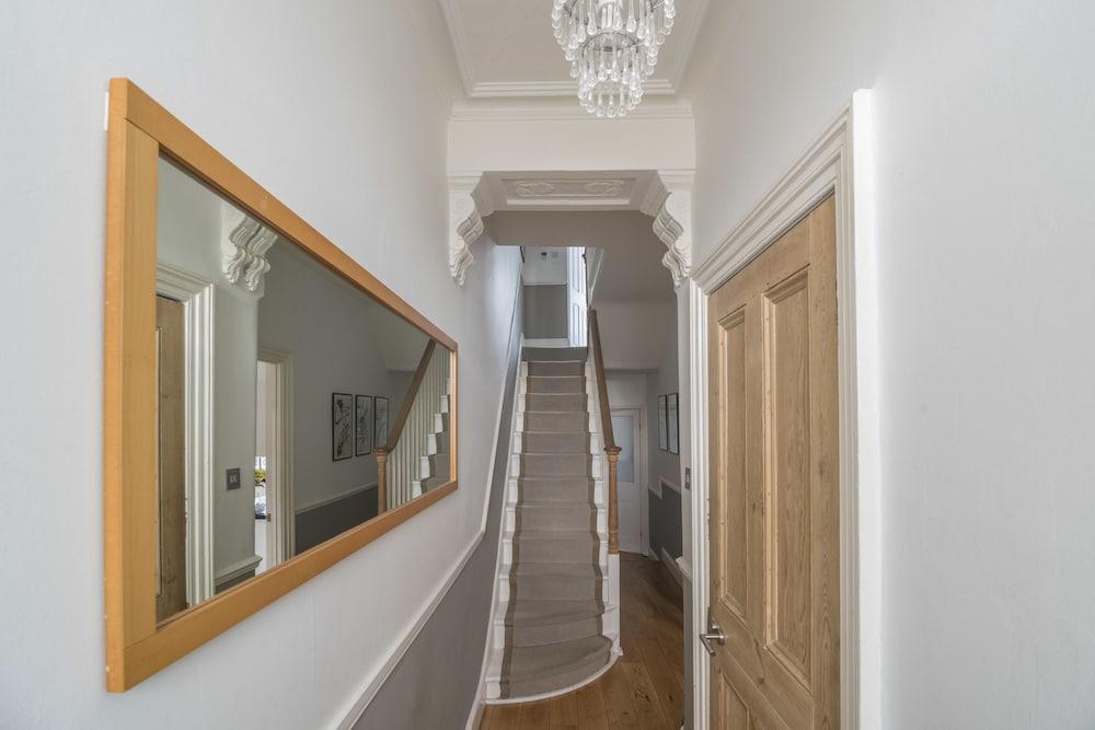 Stylish Family In Battersea Vr Hotel 4*