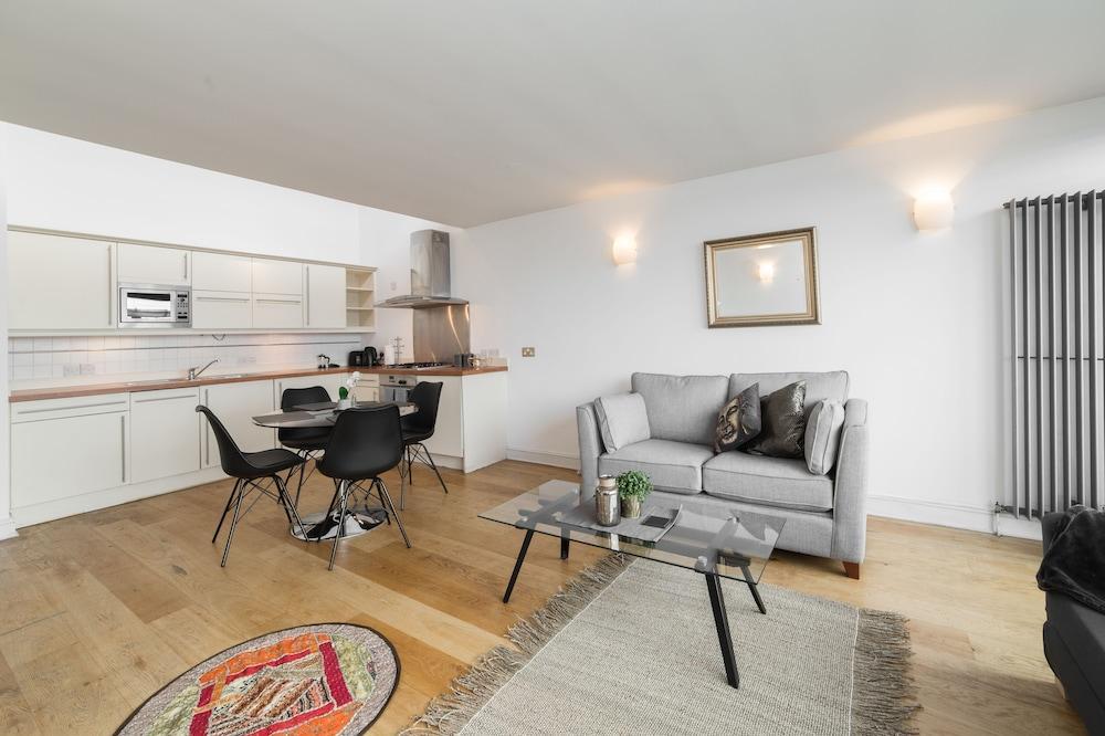 Bloomsbury Apartment *