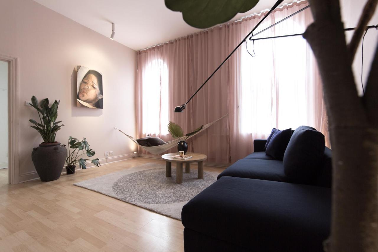 Shoreditch Loft W 100inch Cinema, Premium Mattress & Hammock, By The Design Traveller Apartment *