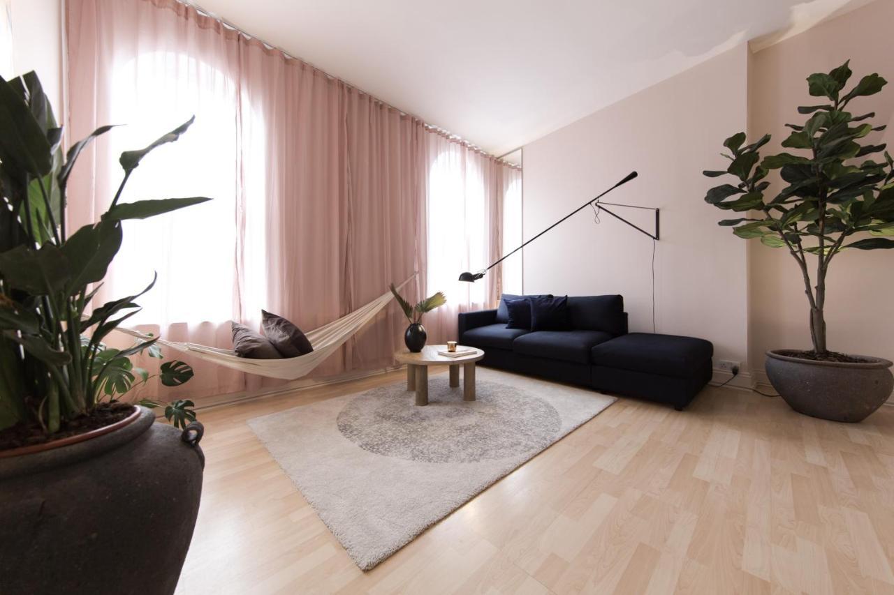 Shoreditch Loft W 100inch Cinema, Premium Mattress & Hammock, By The Design Traveller Apartment London
