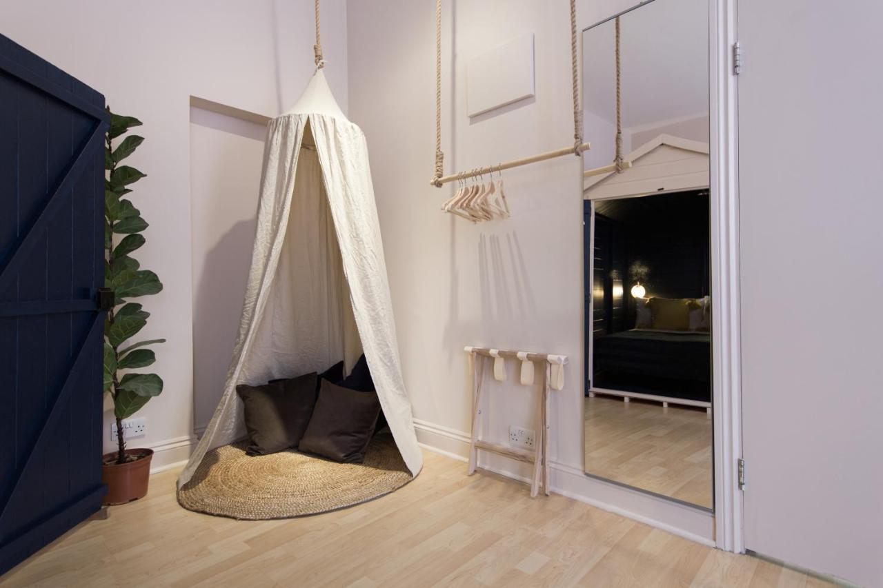 Shoreditch Loft W 100inch Cinema, Premium Mattress & Hammock, By The Design Traveller Apartment