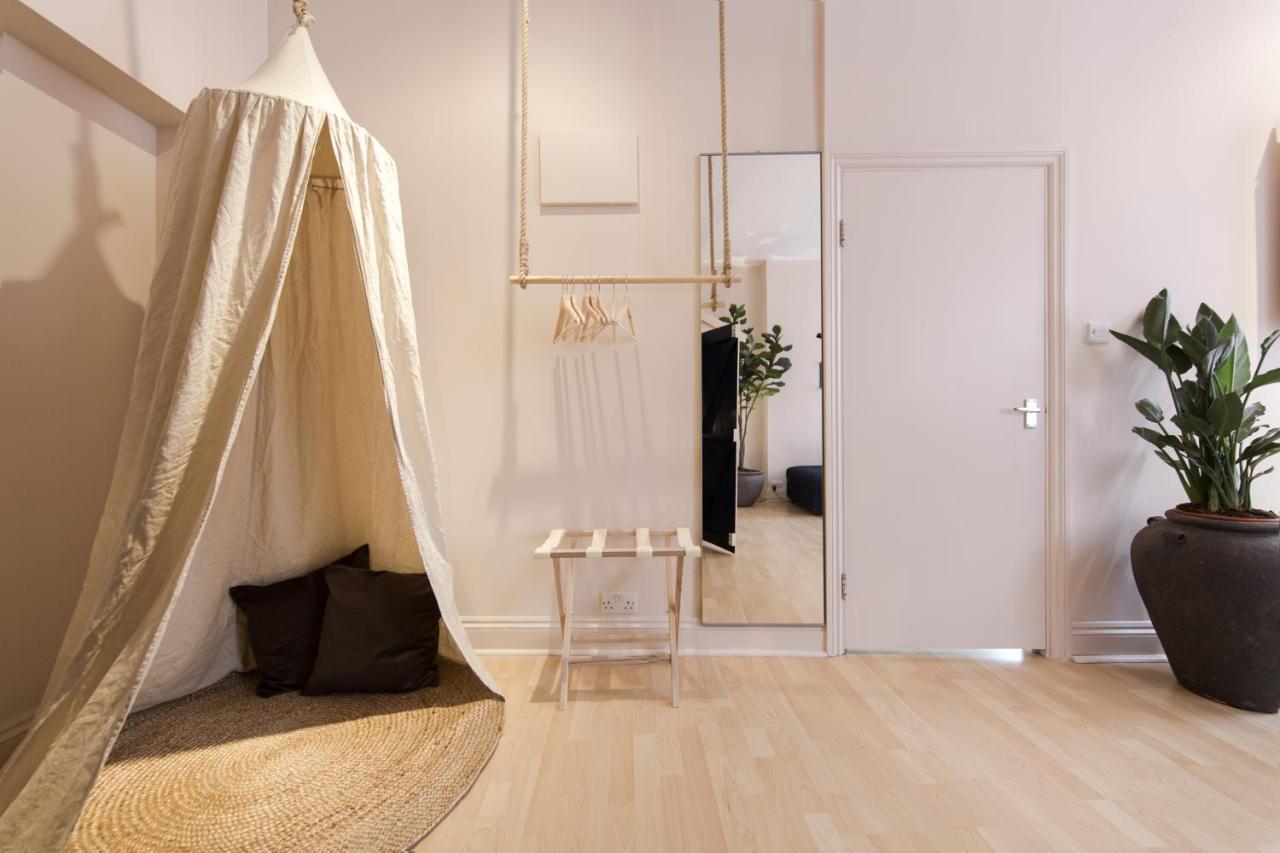 Shoreditch Loft W 100inch Cinema, Premium Mattress & Hammock, By The Design Traveller Apartment London