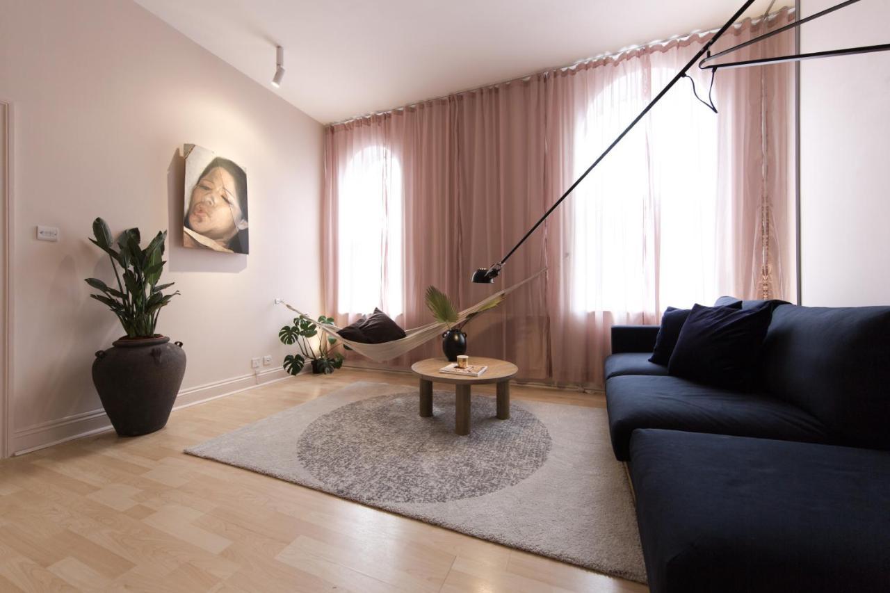 Apartment Shoreditch Loft W 100inch Cinema, Premium Mattress & Hammock, By The Design Traveller London