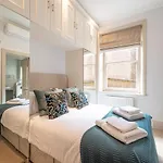 Knightsbridge Luxury 4 Bedroom En Suite Apartment