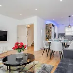 Beautiful 2 Bedrooms Split Level Fulham Apartment