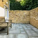 Elegant & Spacious Parkside 2-Bedroom 2-Bathroom Flat In Period Building On Blackheath Common - Private Entrance, Great Greenwich Location, Easy For O2 Arena And City!