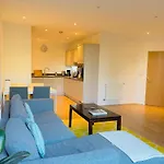 Spacious Two Bedroom Apartment In Balham