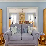Delightful Apartment In Prime Location Near Hampstead Heath By Underthedoormat