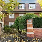 Delightful Apartment In Prime Location Near Hampstead Heath By Underthedoormat