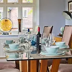 Delightful Apartment In Prime Location Near Hampstead Heath By Underthedoormat