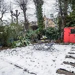 Chic Two Bed Garden Flat