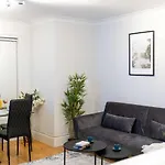 Chic Two Bed Garden Flat
