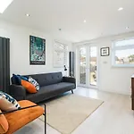 Spacious Modern 2 Bedroom London Flat