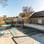 Spacious Modern 2 Bedroom London Flat