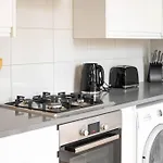 Trendy East London Flat Bro1