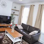 Newly Refurbished 3 Bedroom House Close To Central London