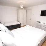 Newly Refurbished 3 Bedroom House Close To Central London