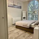 1 Bed Apartment In Zone 2, Minutes From Oval Tube.