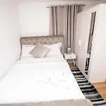 Newly Refurbished 3 Bedroom House Close To Central London