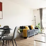 Spacious 2 Bed Apartment In Central Location