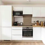 Spacious 2 Bed Apartment In Central Location
