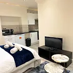 London Charm - Stylish Studio In Kensington