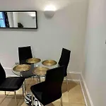 Chic Two Bed Flat In Fitzrovia