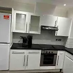 Chic Two Bed Flat In Fitzrovia