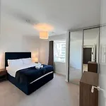 Stylish 2-Bed Flat Canning Town