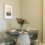 Chic 1 Bedroom Apartment In Bloomsbury, Sleeps 4
