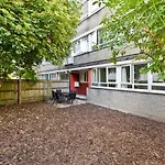 Joivy Spacious Apt With Private Yard In Notting Hill