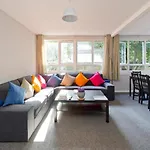 Joivy Spacious Apt With Private Yard In Notting Hill