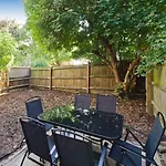 Joivy Spacious Apt With Private Yard In Notting Hill