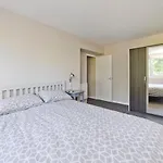 Joivy Spacious Apt With Private Yard In Notting Hill