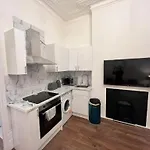 Iconic One Bed Apartment In Chiswick