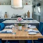 Luxurious Houseboat Near Canary Wharf In London