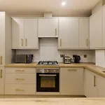 The Bayswater Gardens - Bright 3Bdr Home
