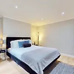 Tube & Notting Hill Nearby - Garden Flat Haven