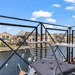 1-Bedroom Apartment With Free Private Parking - Canary Wharf