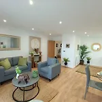 Snuggle Inn - Riverside Apartments - Views Over Looking London River Thames, Close To O2 Arena, London Excel, London City Airport, Thames Clipper- River Boat Service, Woolwich Ferry, Onsite Parking, Twin Room Option Available