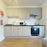 Large Cosy Property 15Min From Central London