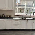 Balham, South London Spacious Guest House 1, 6 Rooms Available