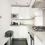 Stylish Flat In Heart Of London