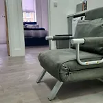 2 Bed Cosy Flat Close To Bus & Tube Station