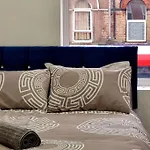 2 Bed Cosy Flat Close To Bus & Tube Station